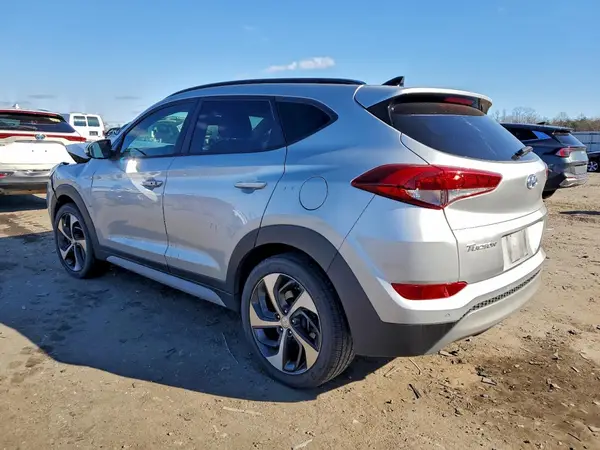 KM8J3CA21JU810627 2018 HYUNDAI TUCSON - Image 2