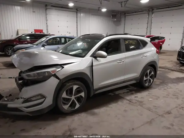 KM8J3CA21JU818243 2018 HYUNDAI TUCSON - Image 2
