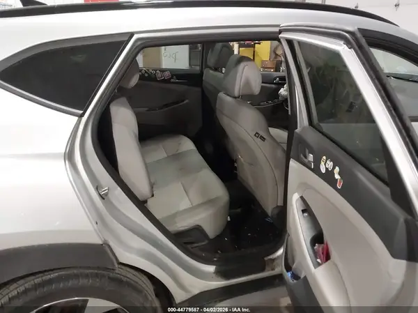 KM8J3CA21JU818243 2018 HYUNDAI TUCSON - Image 8