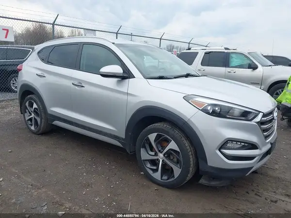 KM8J3CA22JU832684 2018 HYUNDAI TUCSON - Image 1