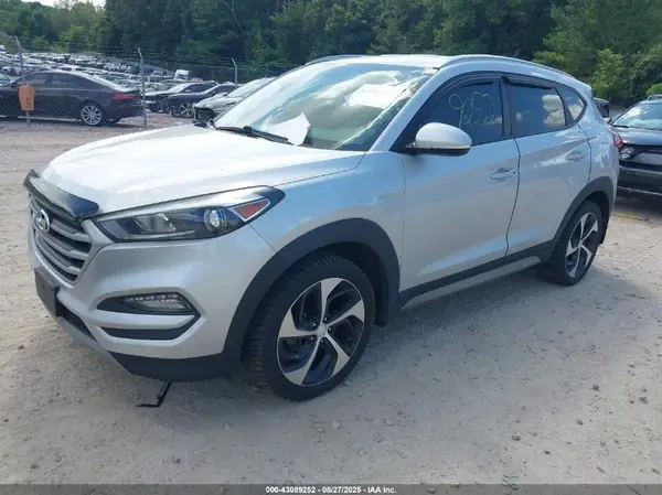KM8J3CA23HU292286 2017 HYUNDAI TUCSON - Image 2