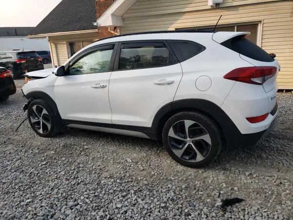 KM8J3CA23HU570152 2017 HYUNDAI TUCSON - Image 2
