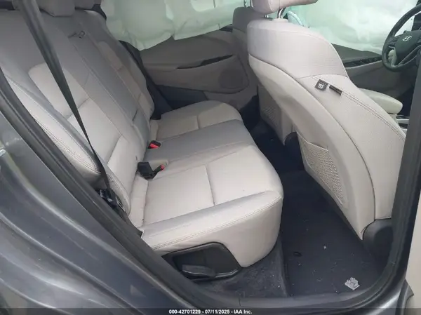 KM8J3CA23JU617573 2018 HYUNDAI TUCSON - Image 8