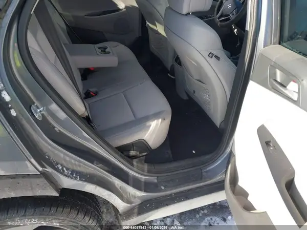 KM8J3CA23JU624801 2018 HYUNDAI TUCSON - Image 8