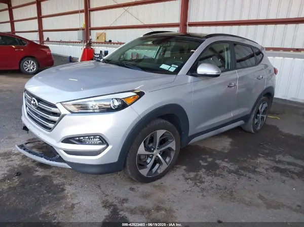 KM8J3CA23JU625155 2018 HYUNDAI TUCSON - Image 2