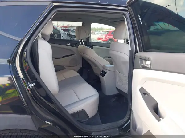 KM8J3CA23JU657118 2018 HYUNDAI TUCSON - Image 8