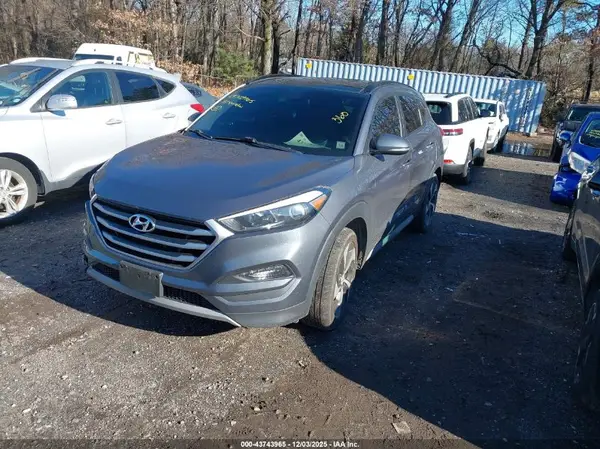 KM8J3CA23JU805302 2018 HYUNDAI TUCSON - Image 2
