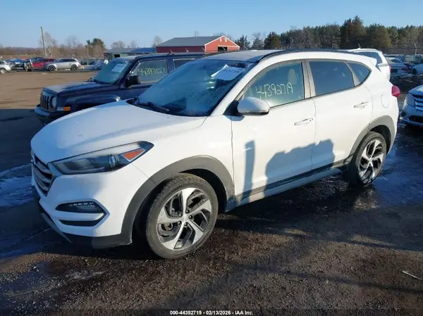KM8J3CA23JU821225 2018 HYUNDAI TUCSON - Image 2