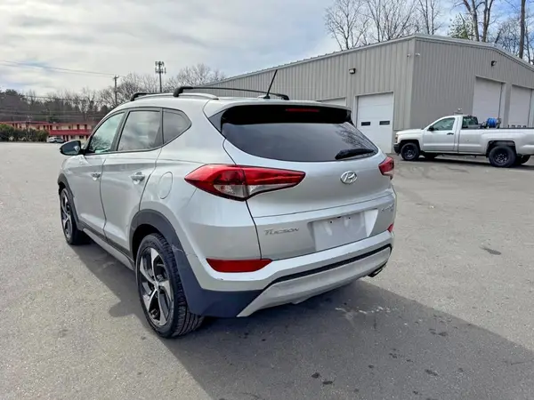 KM8J3CA24HU294189 2017 HYUNDAI TUCSON - Image 2
