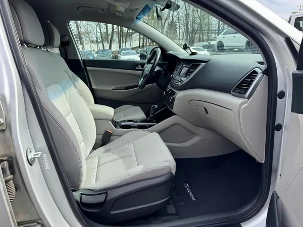 KM8J3CA24HU294189 2017 HYUNDAI TUCSON - Image 8