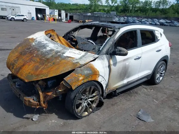 KM8J3CA24HU301528 2017 HYUNDAI TUCSON - Image 2
