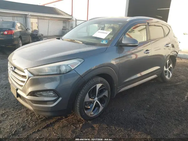 KM8J3CA24HU308396 2017 HYUNDAI TUCSON - Image 2
