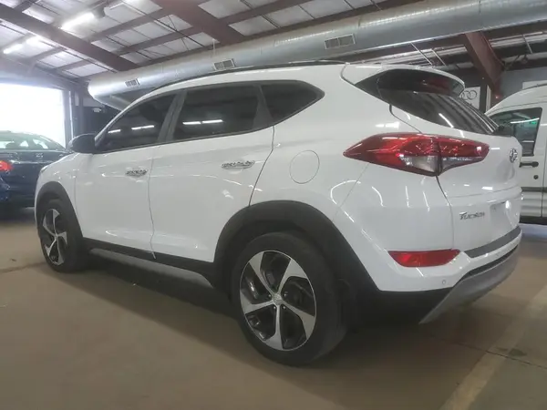 KM8J3CA24HU327451 2017 HYUNDAI TUCSON - Image 2