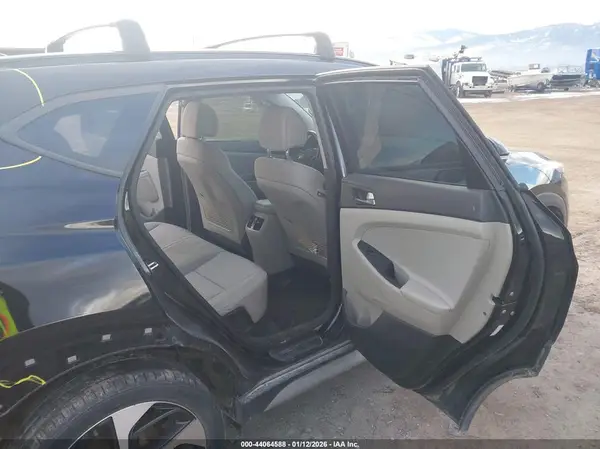 KM8J3CA24JU627027 2018 HYUNDAI TUCSON - Image 8