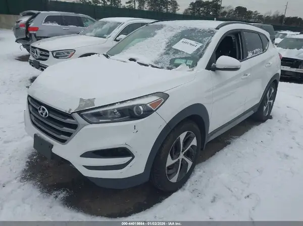 KM8J3CA24JU732957 2018 HYUNDAI TUCSON - Image 2