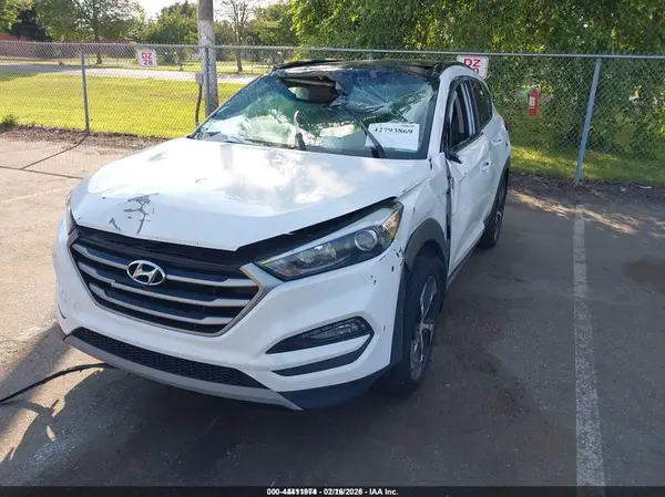 KM8J3CA24JU801324 2018 HYUNDAI TUCSON - Image 2
