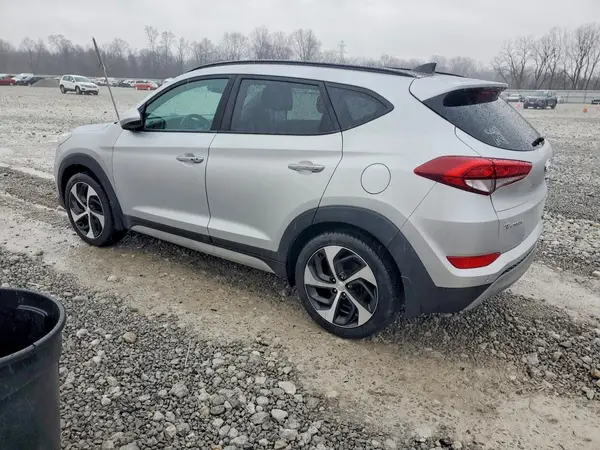 KM8J3CA24JU832606 2018 HYUNDAI TUCSON - Image 2