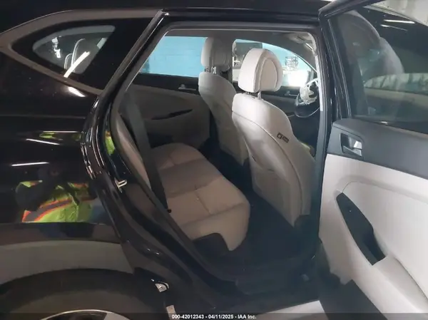 KM8J3CA25HU276090 2017 HYUNDAI TUCSON - Image 8