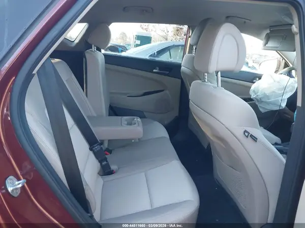 KM8J3CA25HU310660 2017 HYUNDAI TUCSON - Image 8