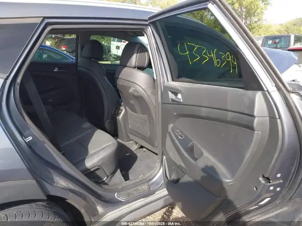 KM8J3CA25HU320766 2017 HYUNDAI TUCSON - Image 8