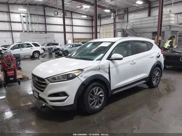 KM8J3CA25HU371507 2017 HYUNDAI TUCSON - Image 2