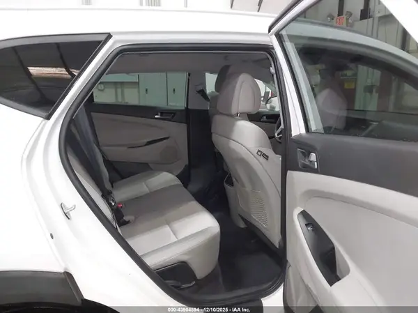 KM8J3CA25HU371507 2017 HYUNDAI TUCSON - Image 8