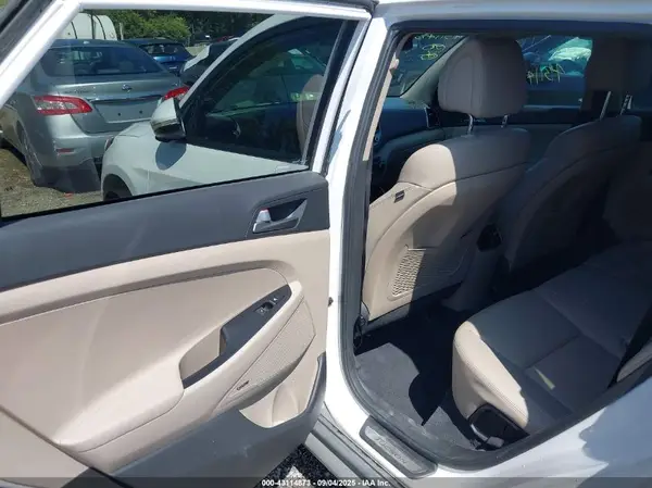 KM8J3CA25HU375380 2017 HYUNDAI TUCSON - Image 8