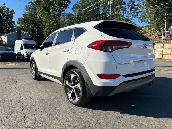 KM8J3CA25HU565373 2017 HYUNDAI TUCSON - Image 2