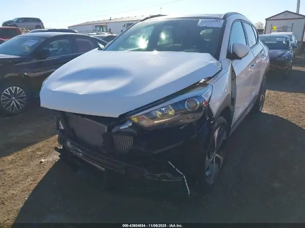KM8J3CA25JU671389 2018 HYUNDAI TUCSON - Image 2