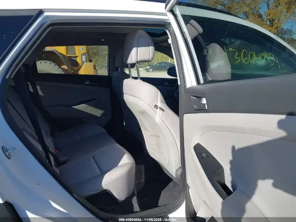 KM8J3CA25JU671389 2018 HYUNDAI TUCSON - Image 8