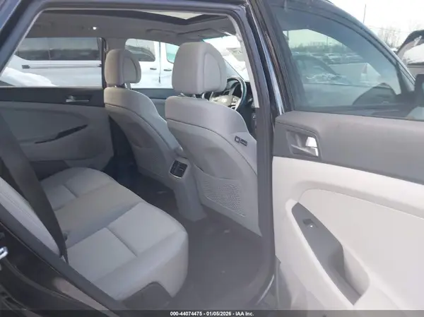 KM8J3CA25JU676818 2018 HYUNDAI TUCSON - Image 8