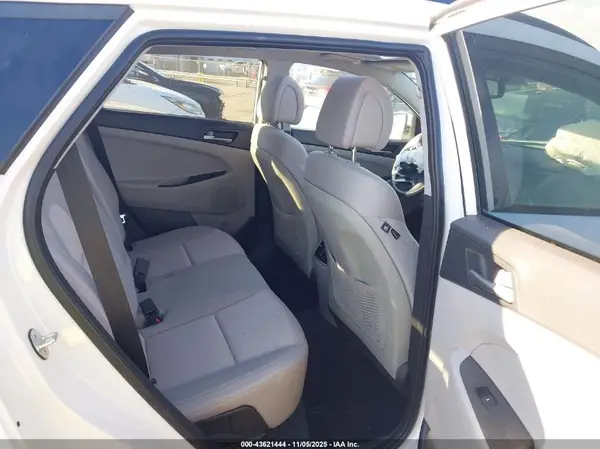 KM8J3CA25JU687091 2018 HYUNDAI TUCSON - Image 8