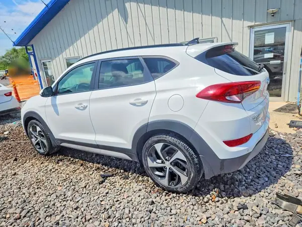 KM8J3CA25JU687740 2018 HYUNDAI TUCSON - Image 2