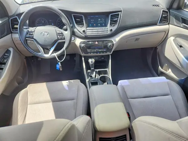 KM8J3CA25JU687740 2018 HYUNDAI TUCSON - Image 8
