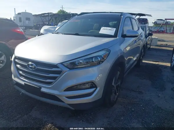 KM8J3CA25JU691142 2018 HYUNDAI TUCSON - Image 2