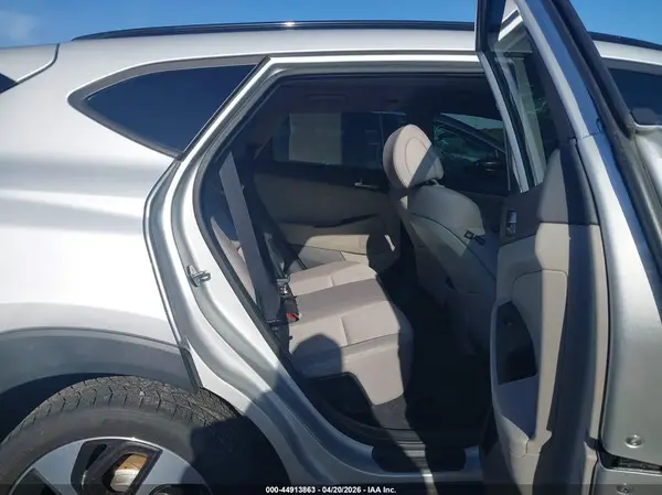 KM8J3CA25JU691142 2018 HYUNDAI TUCSON - Image 8