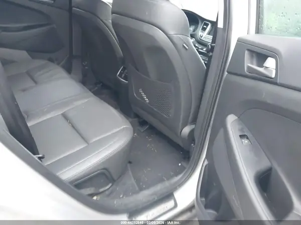 KM8J3CA25JU807276 2018 HYUNDAI TUCSON - Image 8