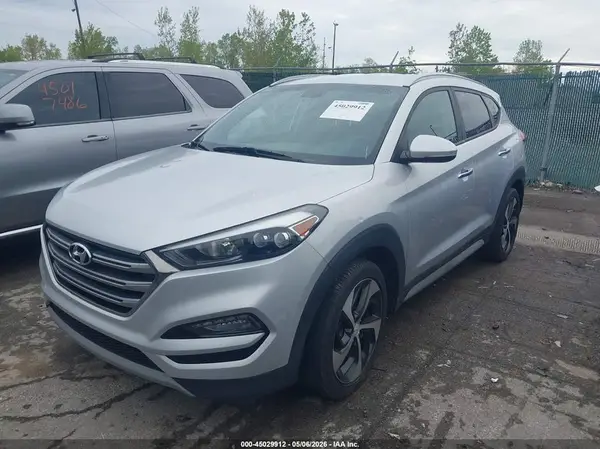 KM8J3CA25JU813336 2018 HYUNDAI TUCSON - Image 2