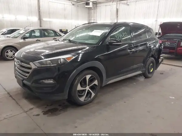 KM8J3CA25JU818097 2018 HYUNDAI TUCSON - Image 2