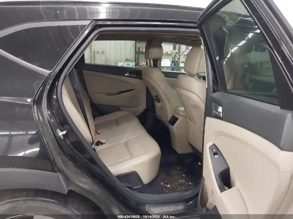 KM8J3CA25JU818097 2018 HYUNDAI TUCSON - Image 8