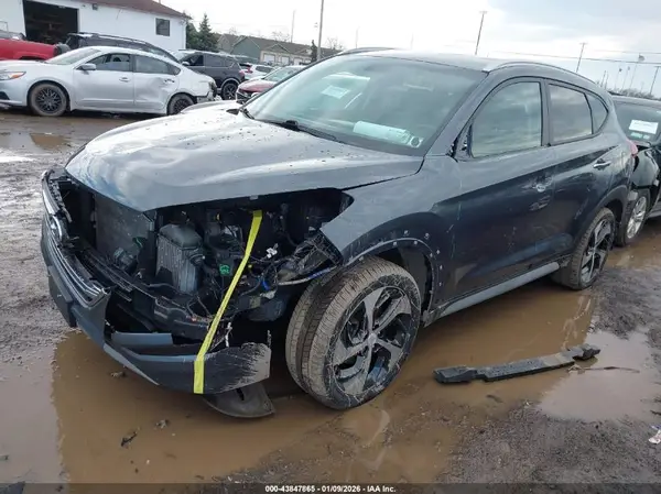 KM8J3CA25JU818939 2018 HYUNDAI TUCSON - Image 2