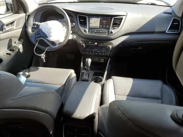 KM8J3CA25JU828533 2018 HYUNDAI TUCSON - Image 8
