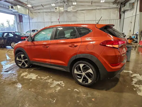 KM8J3CA26GU121174 2016 HYUNDAI TUCSON - Image 2