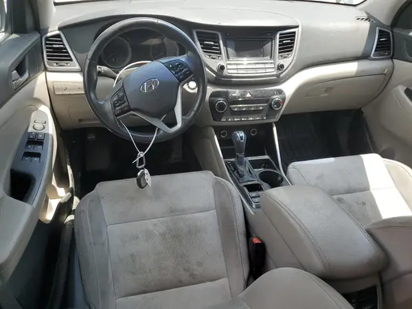 KM8J3CA26HU338158 2017 HYUNDAI TUCSON - Image 8
