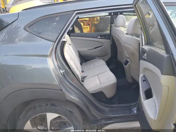 KM8J3CA26JU618720 2018 HYUNDAI TUCSON - Image 8