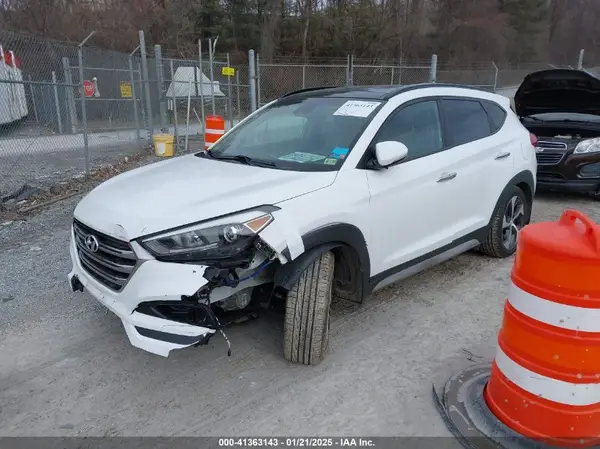 KM8J3CA26JU620192 2018 HYUNDAI TUCSON - Image 2