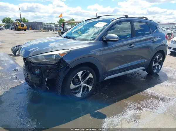KM8J3CA26JU631273 2018 HYUNDAI TUCSON - Image 2