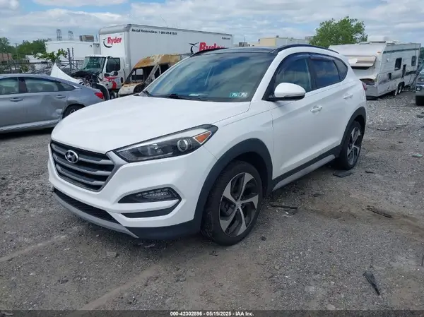 KM8J3CA26JU639776 2018 HYUNDAI TUCSON - Image 2