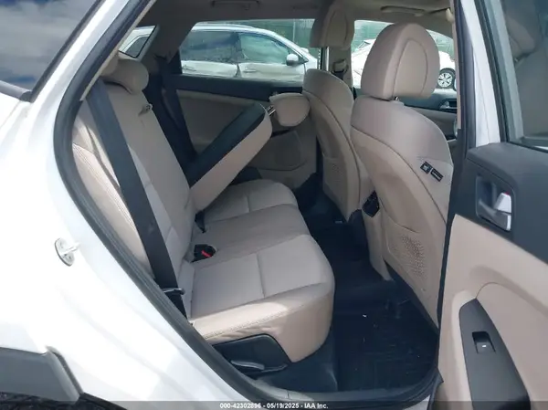 KM8J3CA26JU639776 2018 HYUNDAI TUCSON - Image 8