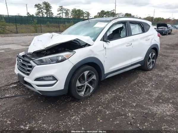 KM8J3CA26JU675550 2018 HYUNDAI TUCSON - Image 2